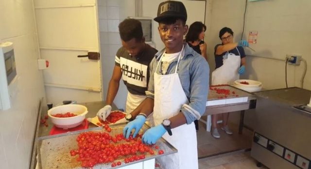 Siracusa. Uno dei minori stranieri non accompagnati che grazie a Cesvi sta seguendo un percorso di avviamento professionale.
