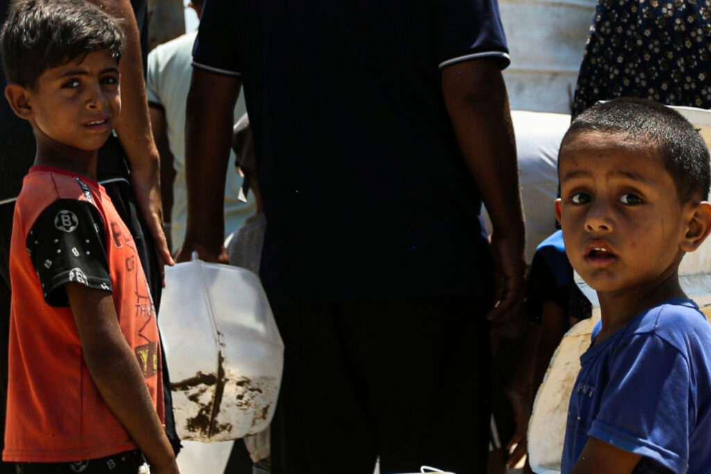 bambini gaza coda acqua